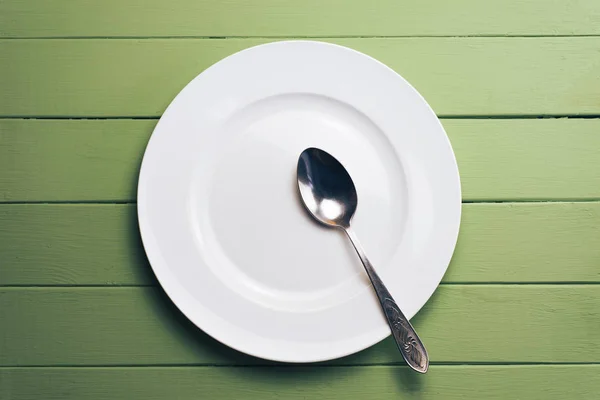 White Plate Fork Spoon Green Wooden Table Background — ストック写真