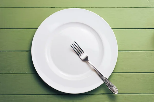 White Plate Fork Spoon Green Wooden Table Background — ストック写真