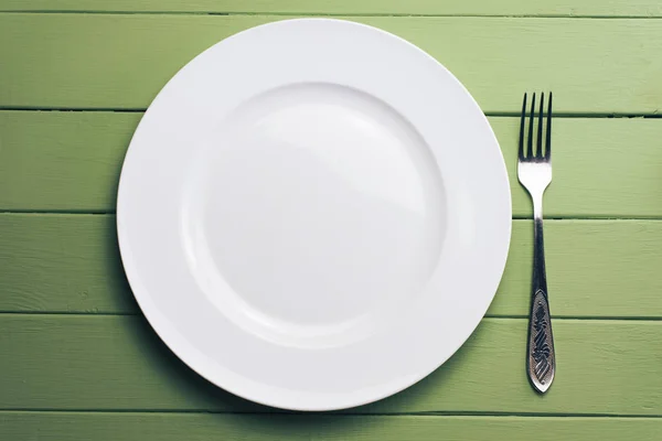 White Plate Fork Spoon Green Wooden Table Background — ストック写真