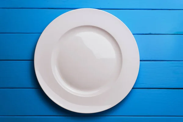 White Plate Fork Spoon Blue Wooden Table Background — ストック写真