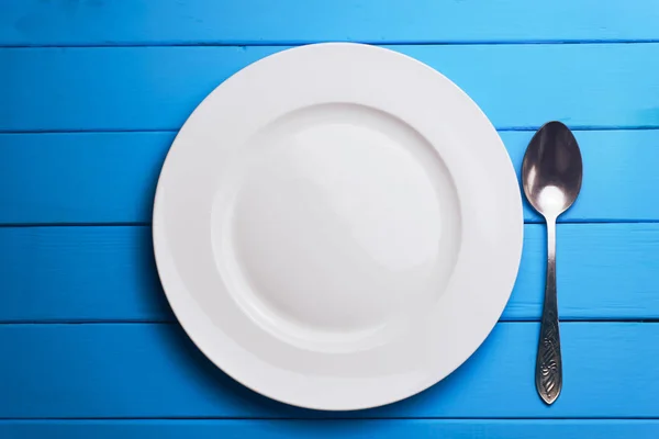 White Plate Fork Spoon Blue Wooden Table Background — ストック写真