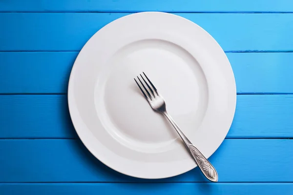 White Plate Fork Spoon Blue Wooden Table Background — ストック写真