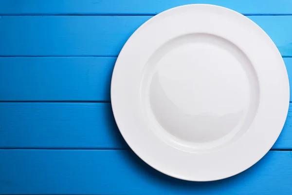 White Plate Fork Spoon Blue Wooden Table Background — ストック写真