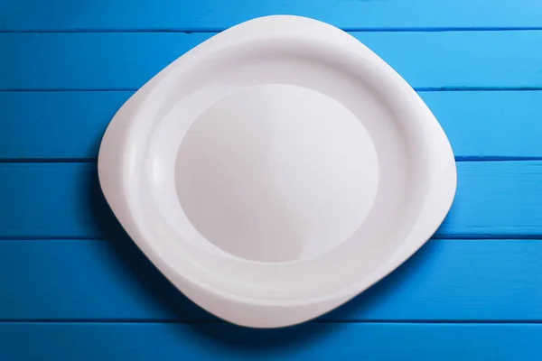 Piatto Bianco Sfondo Blu Tavolo Legno — Foto Stock