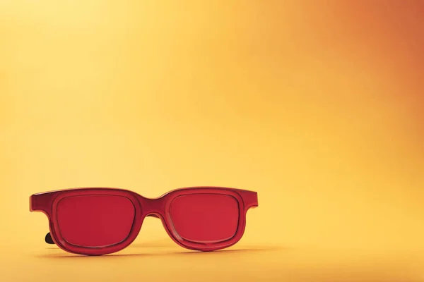 Rote Gläser Auf Orangefarbenem Tischhintergrund Sommerkonzept — Stockfoto