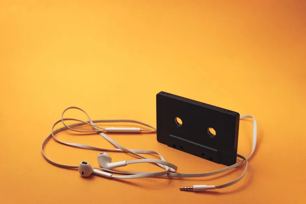 Cassette Magnétique Classique Noire Écouteurs Blancs Sur Fond Orange — Photo