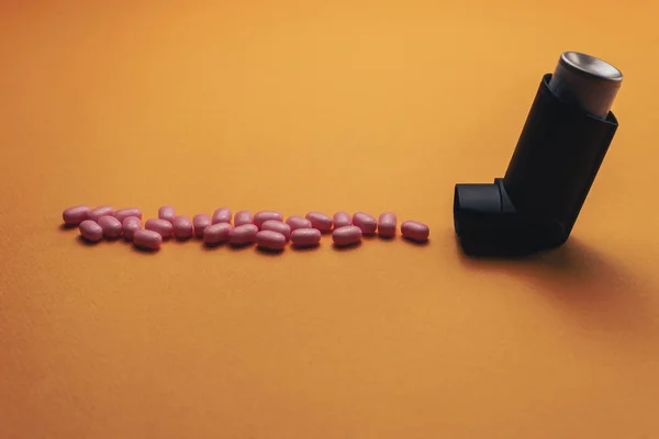 Fekete Asztma Inhaláló Részecske Aeroszol Ivartalanít Által Rózsaszín Tabletták Készítmények — Stock Fotó
