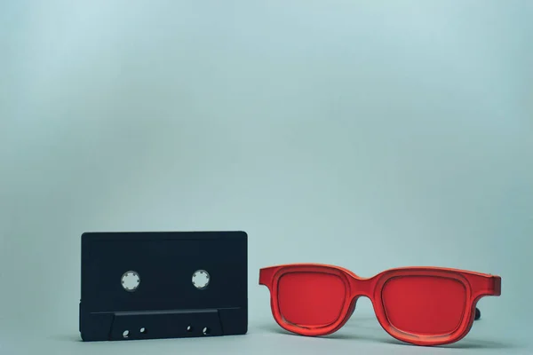 Cinta Casete Magnética Clásica Negra Gafas Rojas Sobre Fondo Gris — Foto de Stock