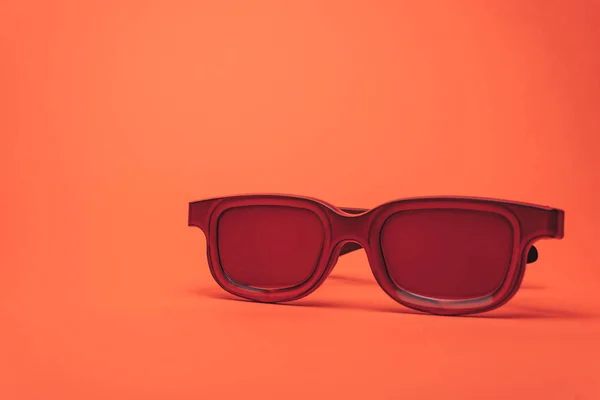 Červené Brýle Korálovém Oranžovém Pozadí Letní Koncept — Stock fotografie