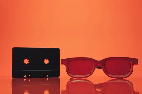 Schwarzes Klassisches Magnetband Und Rote Gläser Auf Einem Glastisch Schöne — Stockfoto