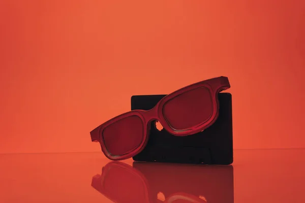 Siyah Klasik Manyetik Kaset Cam Bir Masa Üzerinde Kırmızı Gözlük — Stok fotoğraf
