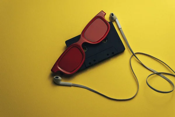 Rot Verglastes Schwarzes Magnetband Und Weiße Kopfhörer Auf Schönem Gelben — Stockfoto