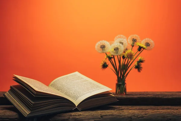 Відкрита Книга Жовта Квітка Кульбаби Старому Дубовому Столі Кораловому Оранжевому — стокове фото