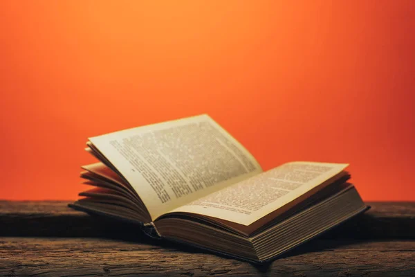 Old Book Old Oak Wooden Table Coral Orange Wall Background — Stock Photo, Image