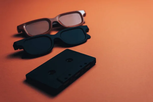 Cassette Magnétique Classique Noire Lunettes Noires Sur Beau Fond Orange — Photo