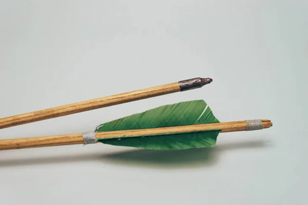 Oude Houten Pijl Mooie Grijze Achtergrond Middeleeuwse Wapens Zijn Handgemaakt — Stockfoto