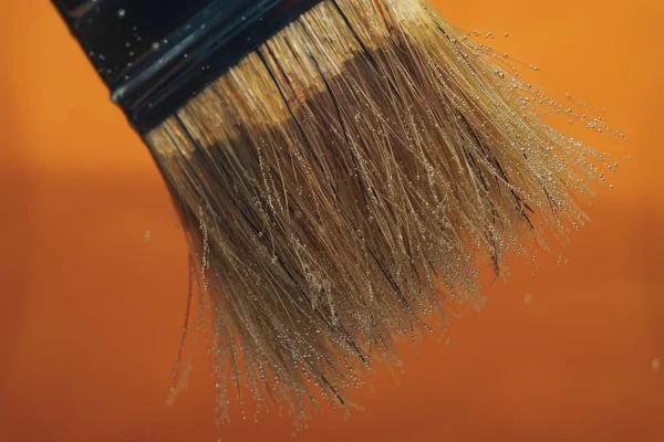 Bella Nuova Spazzola Acqua Sfondo Giallo — Foto Stock