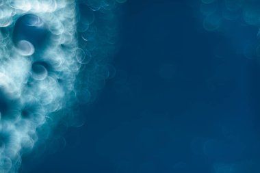 Bir deniz mavisi arka plan üzerinde güzel bokeh.