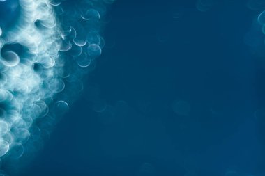 Bir deniz mavisi arka plan üzerinde güzel bokeh.