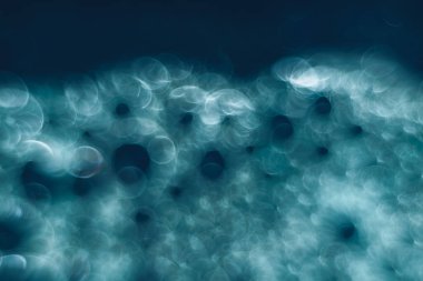 Bir deniz mavisi arka plan üzerinde güzel bokeh.