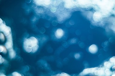 Bir deniz mavisi arka plan üzerinde güzel bokeh.