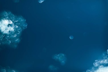 Bir deniz mavisi arka plan üzerinde güzel bokeh.