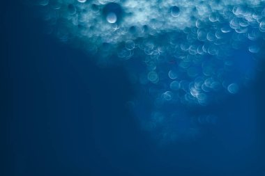 Bir deniz mavisi arka plan üzerinde güzel bokeh.