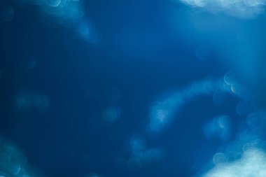 Bir deniz mavisi arka plan üzerinde güzel bokeh.