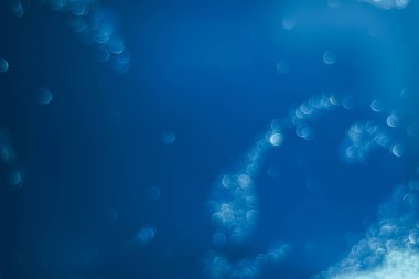 Bir deniz mavisi arka plan üzerinde güzel bokeh.