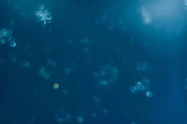 海の青い背景に美しいボケ味 — ストック写真