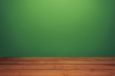 Güzel kırmızı ahşap masa ve yeşil duvar arka plan.