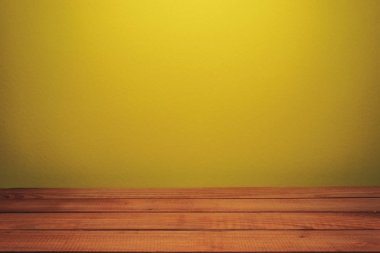 Güzel kırmızı ahşap masa ve sarı duvar arka plan.