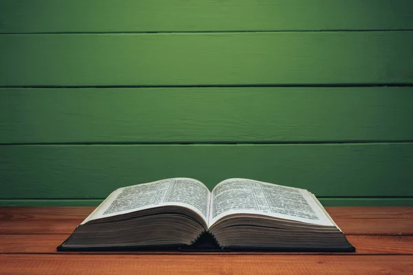 Biblia Una Mesa Madera Roja Fondo Pared Verde Madera Beutiful —  Fotos de Stock