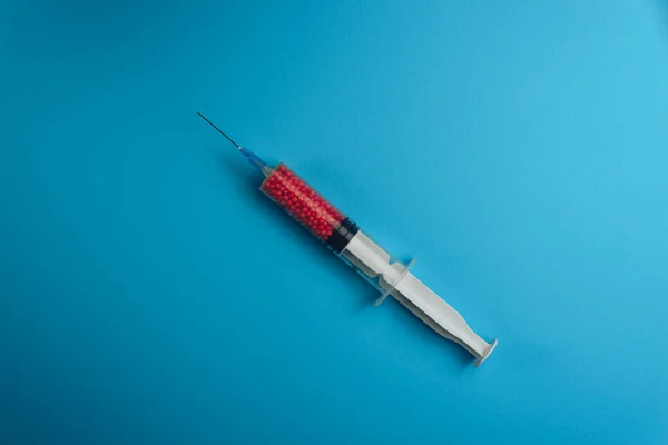 Spritze Gefüllt Mit Bunten Nanokugeln Auf Blauem Hintergrund Innovatives Medizinisches — Stockfoto