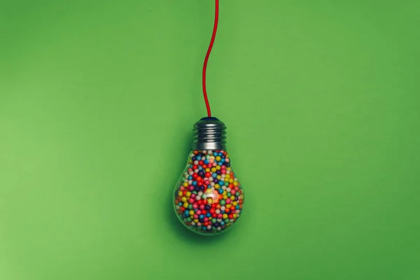 Lâmpada Cheia Bola Multi Colorido Fundo Verde Atrás Conceito Melhor — Fotografia de Stock