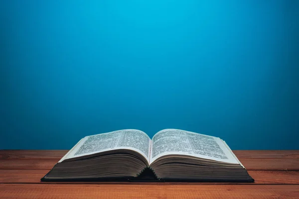 Библия Красном Деревянном Столе Красивый Синий Фон Стены Стоковая Картинка