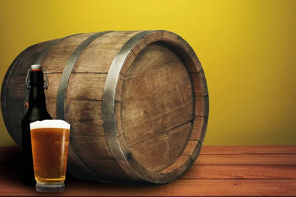 Barril Madeira Copo Cerveja Garrafa Preta Uma Madeira Mesa Madeira — Fotografia de Stock