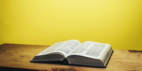 Biblia Una Mesa Madera Marrón Hermoso Fondo Amarillo Pared — Foto de Stock
