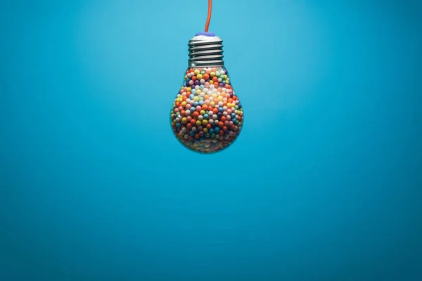 Lâmpada Criativa Cheia Bola Multi Colorido Fundo Azul Atrás Conceito — Fotografia de Stock