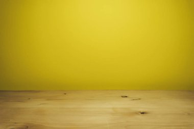 Güzel beyaz ahşap masa ve sarı duvar arka plan.