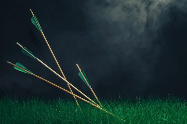 草の中に木の矢が4本美しいスモッグの背景 手作りの中世の武器 — ストック写真