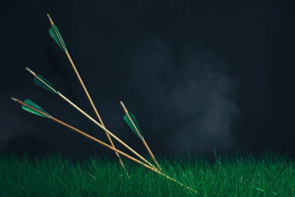 草の中に木の矢が4本美しいスモッグの背景 手作りの中世の武器 — ストック写真