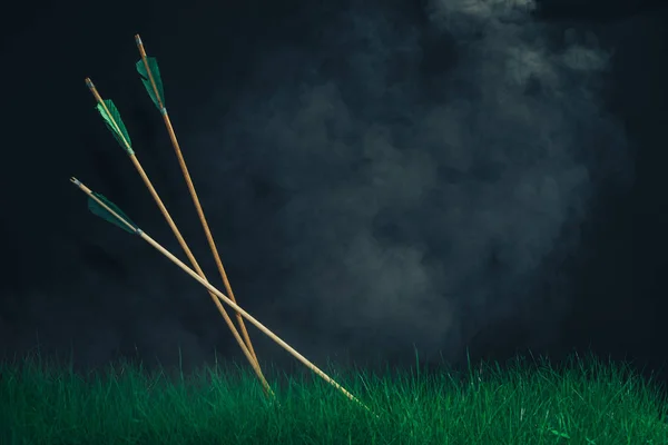 草地上有三个木箭 美丽的烟雾背景 中世纪手工制造武器 — 图库照片