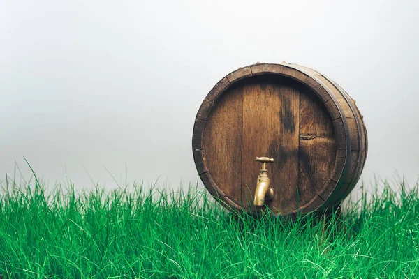 Barril Madera Con Grifo Hierba Sobre Fondo Gris —  Fotos de Stock