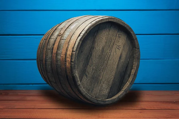 赤い木製のテーブルと青い木製の壁の背景に美しい木製の樽 — ストック写真