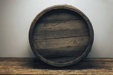 Eski bir meşe ahşap masa beyaz duvar arka plan üzerinde güzel ahşap varil.