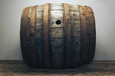 Eski bir meşe ahşap masa beyaz duvar arka plan üzerinde güzel ahşap varil.