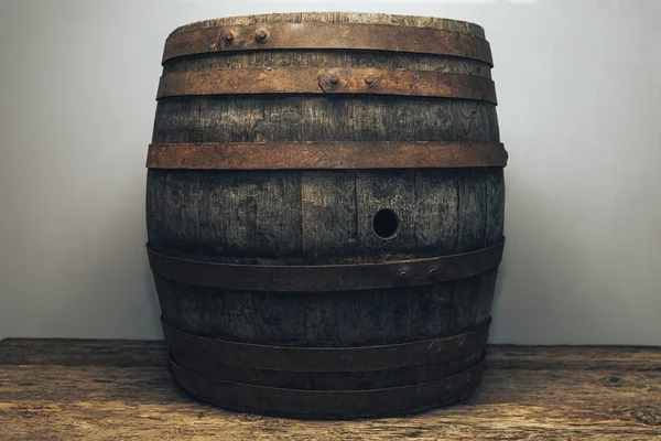 Eski bir meşe ahşap masa beyaz duvar arka plan üzerinde güzel ahşap varil.