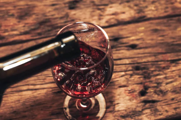 Versare Bottiglia Vino Rosso Bicchiere Vino Vecchio Tavolo Legno — Foto Stock