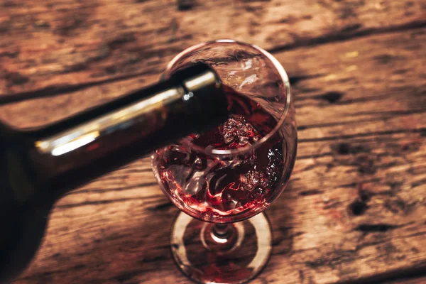 Verser Une Bouteille Vin Rouge Verre Vin Sur Une Vieille — Photo